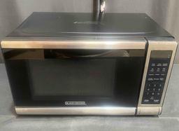 BLACK+DECKER Digital Microwave Oven with Turntable Push-Button Door