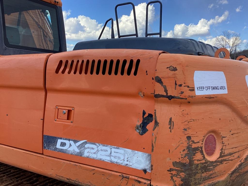 DOOSAN DX225LC TRACKHOE