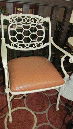 (2) Chairs & Table - Ua