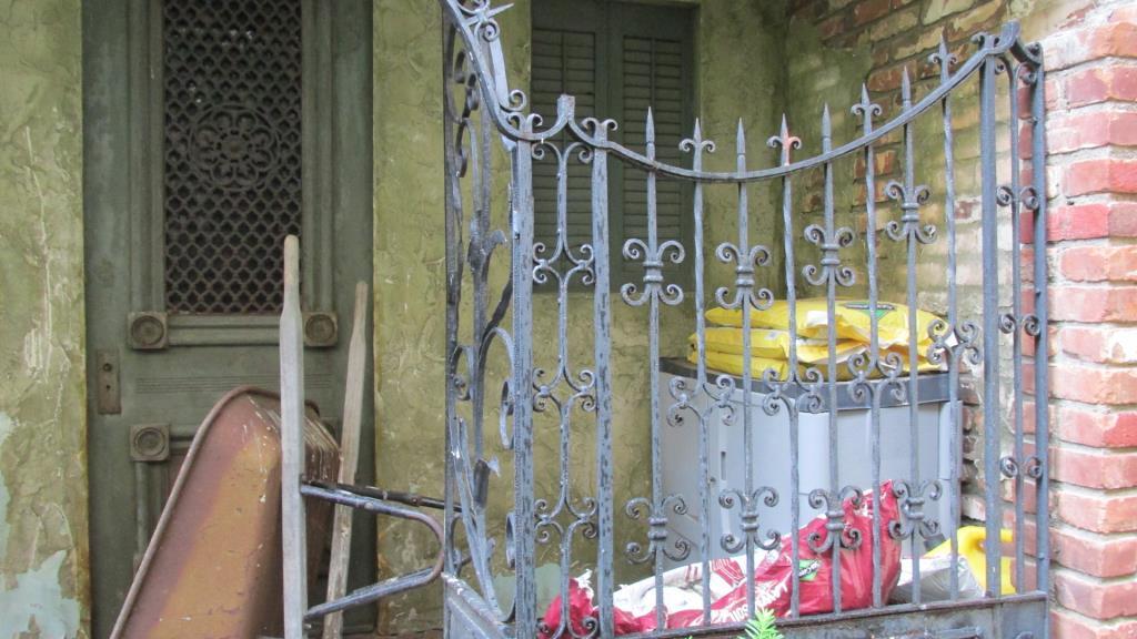 Antique Iron Gate With Arched Entryway - Oc