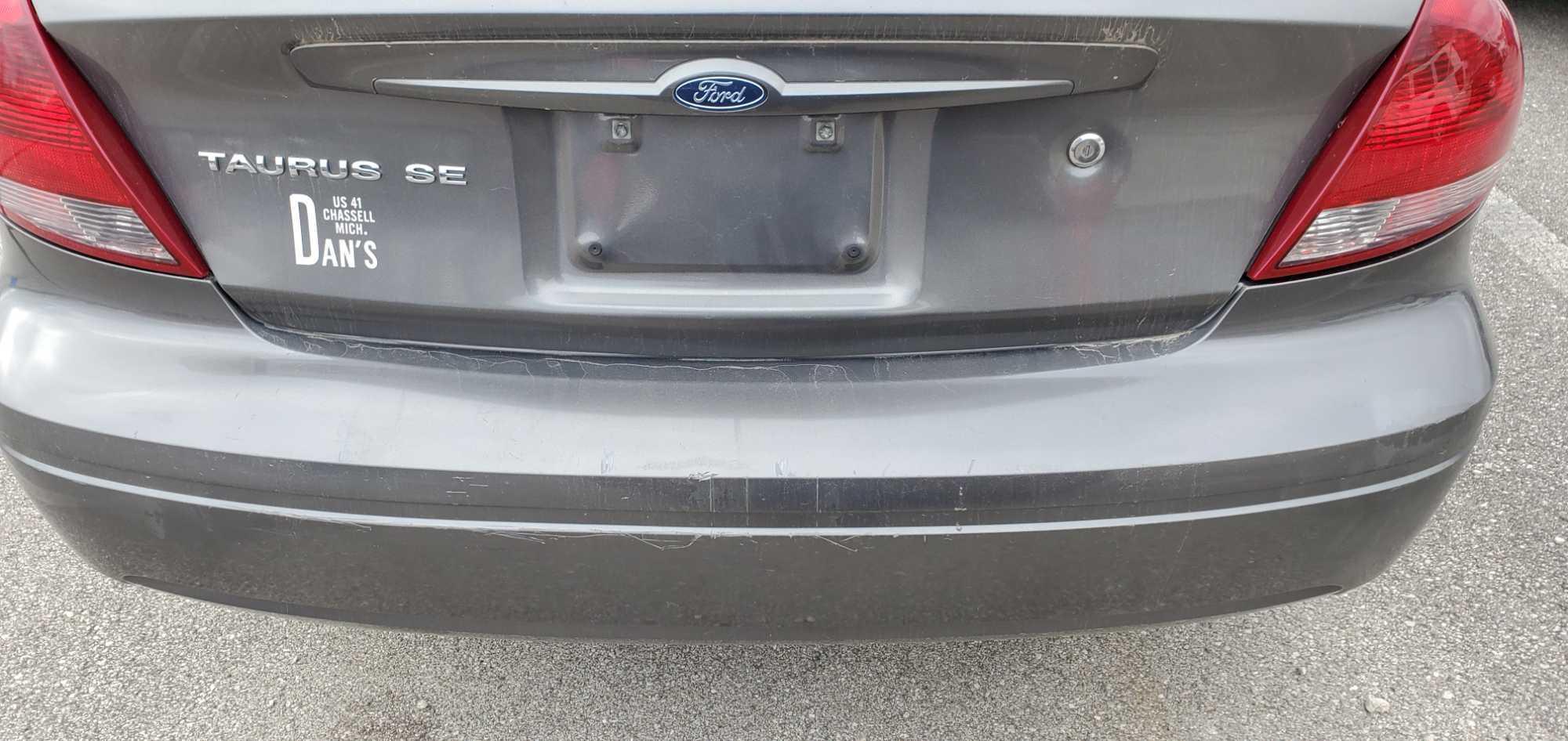 2005 Gray Ford Taurus