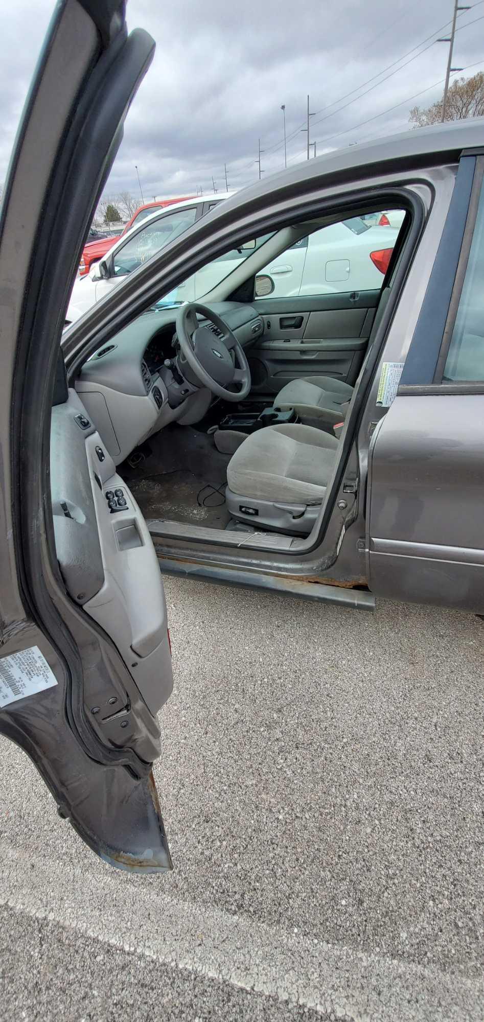 2005 Gray Ford Taurus