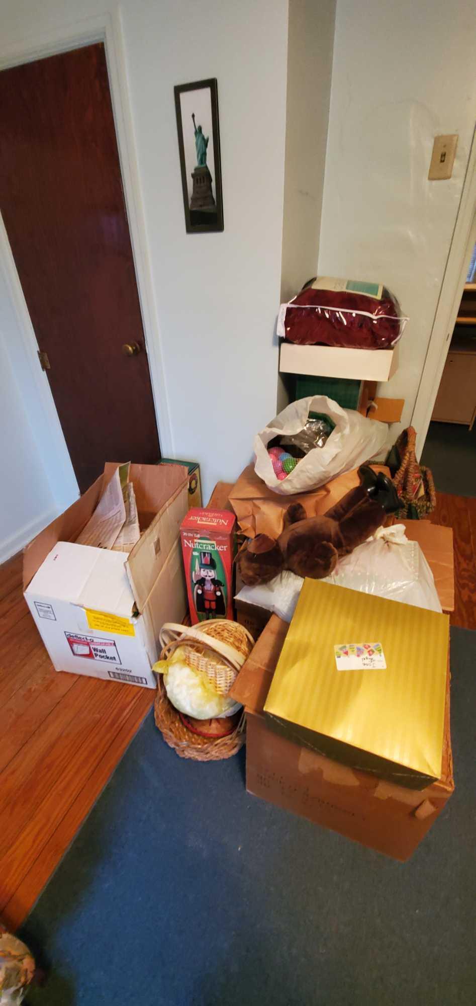 Lot of Assorted Christmas Items