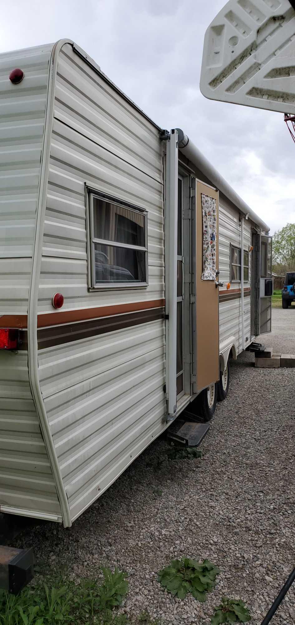 C2- O- 1982 Sportsman Model 501 - 32' RV Travel Trailer