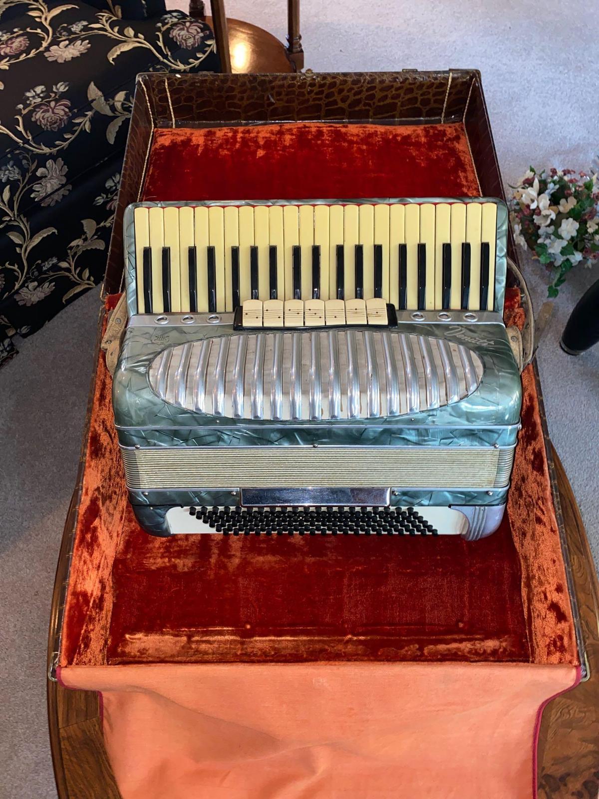 LR- Venuti Accordion