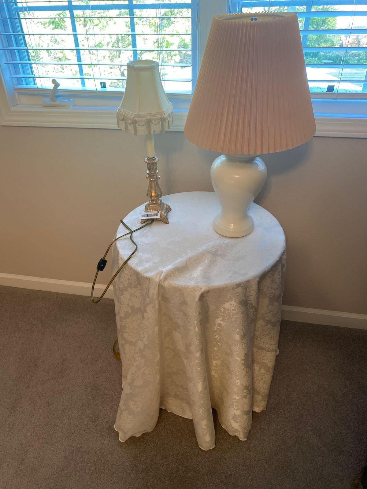 U- Table with 2 Lamps