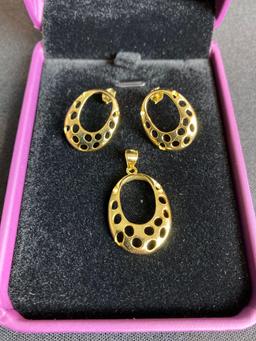 Vivir World Gold Earrings and Gold Pendant