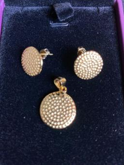 Vivir World Gold Earrings and Gold Pendant