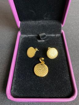 Vivir World Gold Earrings and Gold Pendant