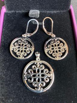 Vivir World Silver Earrings and Silver Pendant