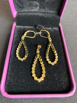 Vivir World Gold Earrings and Gold Pendant