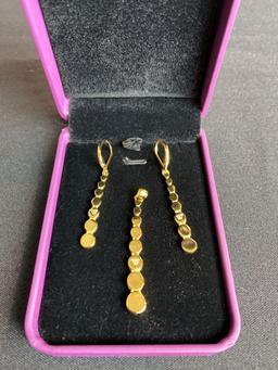 Vivir World Gold Earrings and Gold Pendant