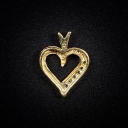1.1 DWT 10 KT Gold Heart Pendant w/ Dimd Lining