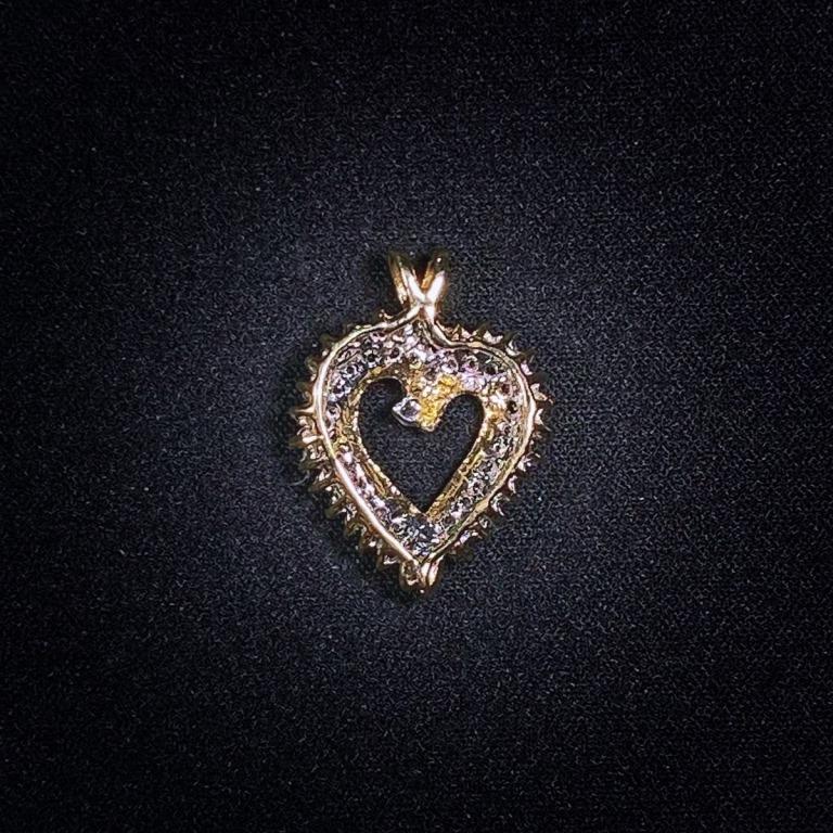 2.1 DWT 10 KT Gold Heart Pendant w/ Dimd Lining