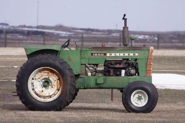 Oliver 1850 Wheatland (SN 175-220-427) 2-speed Hydra Power, PTO, 2-hydraulics, 354 Perkins Diesel, R