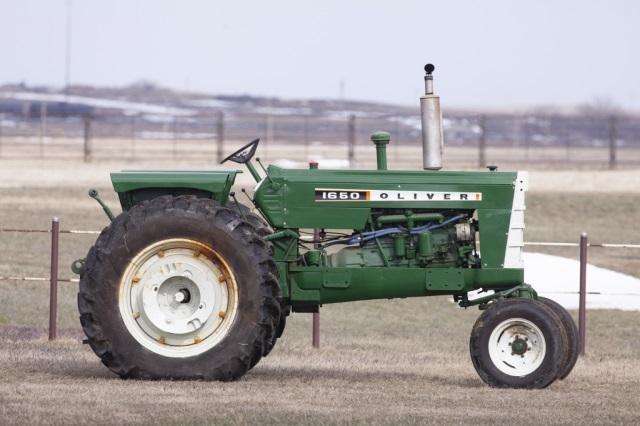 Oliver 1650 Diesel (SN 152-177-452) 2- speed Hydra power, 3-point, 2-hydraulics, 5399 hours