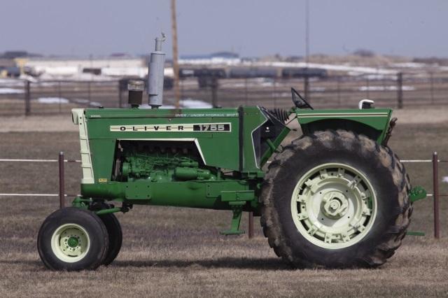 Oliver 1755 Diesel (SN 260-035-676) 3-speed Hydraul, 3-point, Dual hydraulics, 2-PTO's, 6682 hrs, Lo