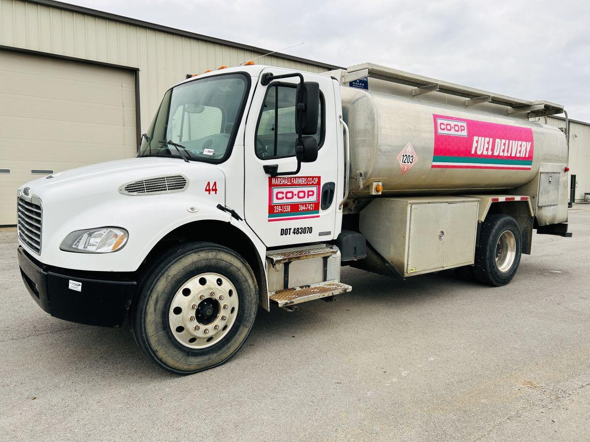 2005 FREIGHTLINER M2 Business Clas S/A Fuel Truck