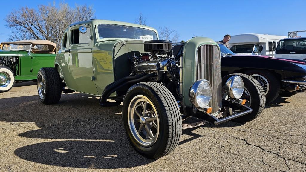 1932 Ford Custom 5-Window Coupe