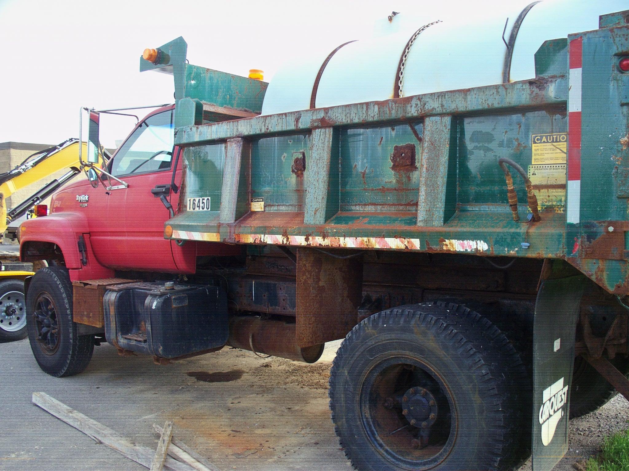 •	1995 GMC Model C7 Top-Kick Dump Truck