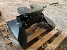 Curt Q25 fifth wheel pickup mounted trailer hitch