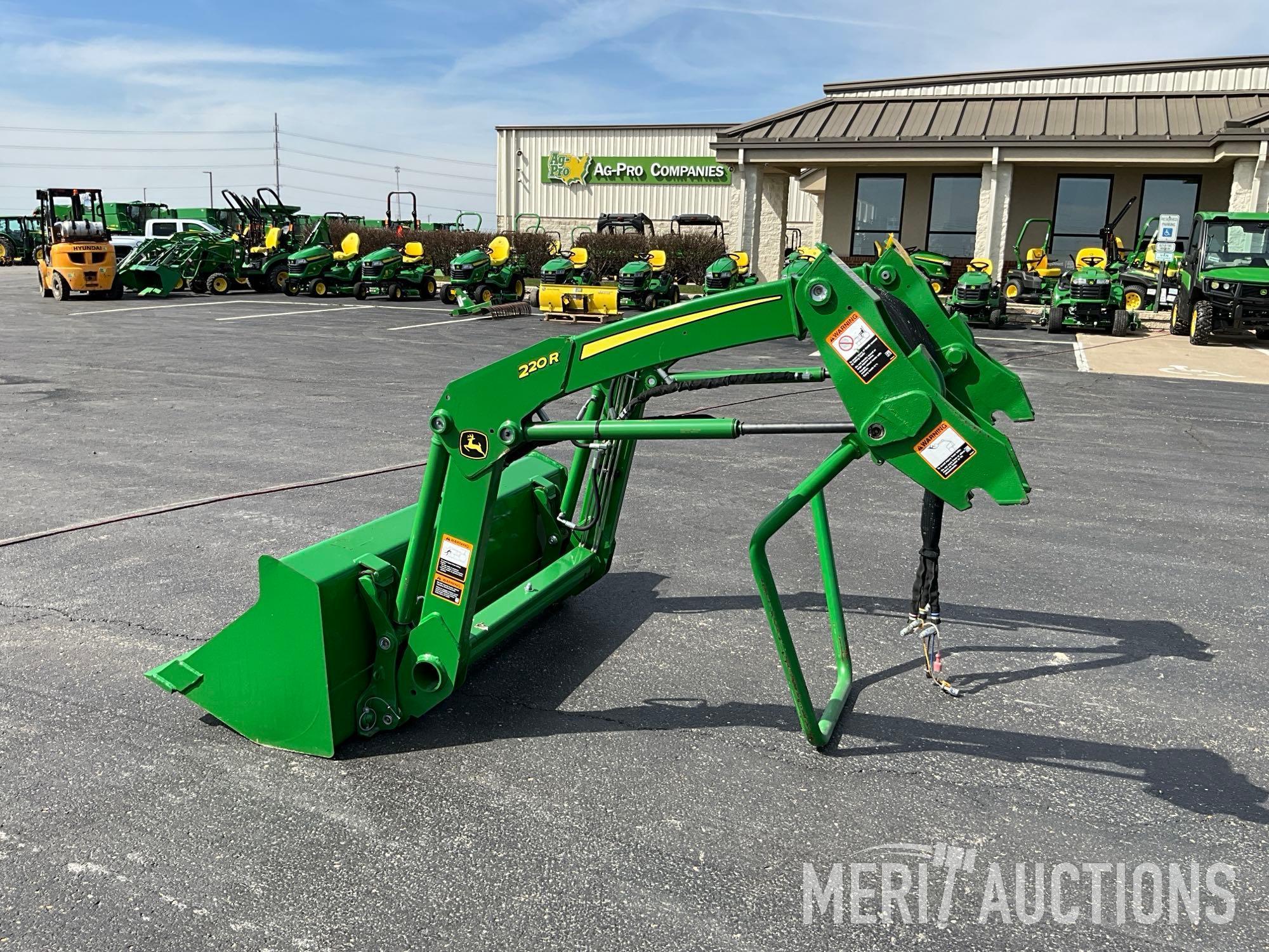 John Deere 220R Loader