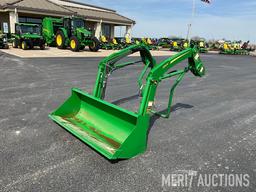 John Deere 220R Loader