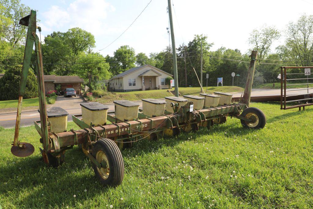 John Deere 7100 planter