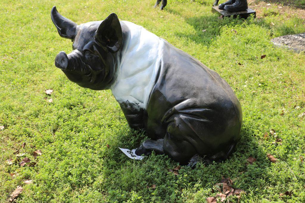 pig statue