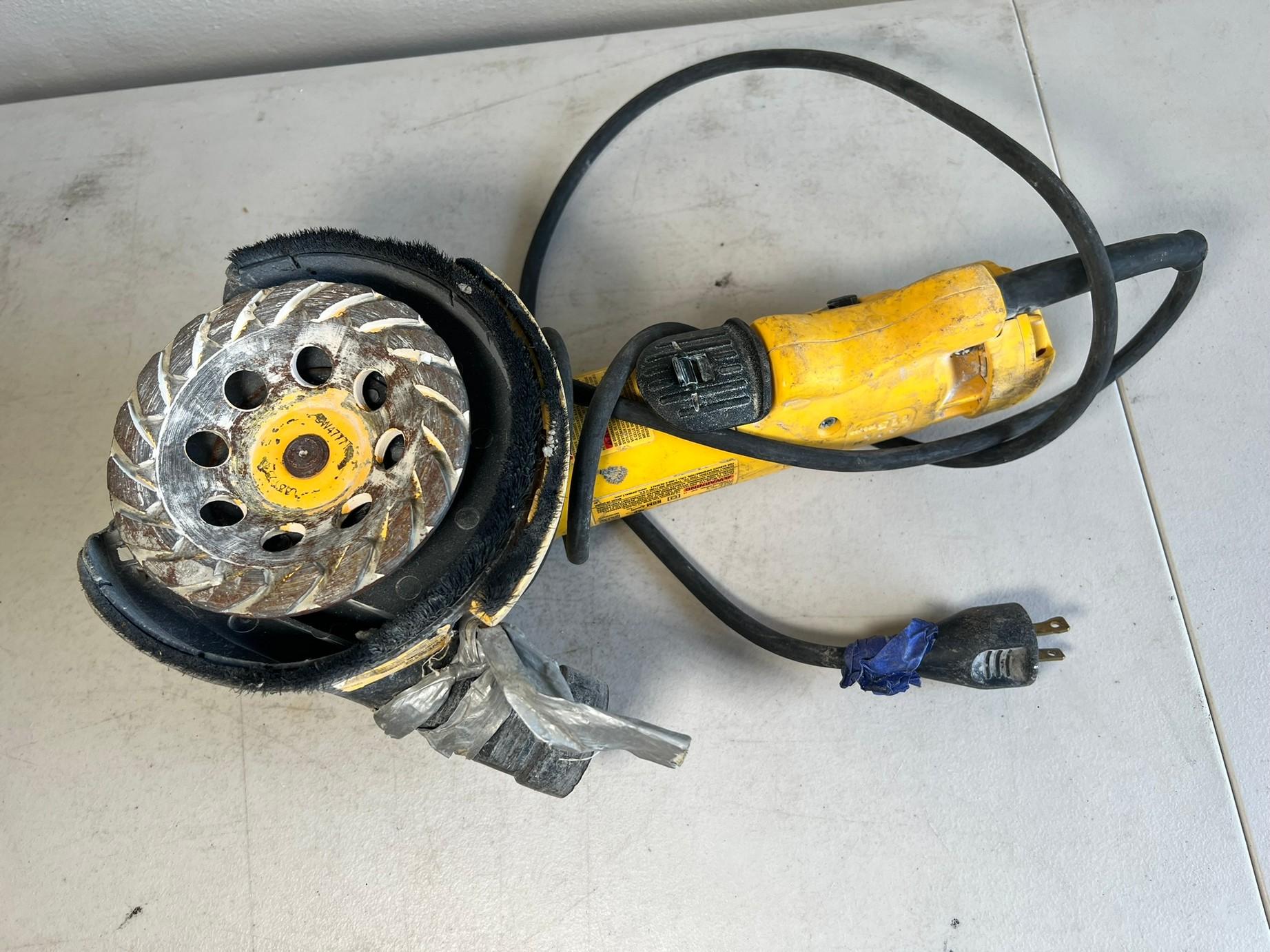 DEWALT 4.5" ANGLE GRINDER - DWE402