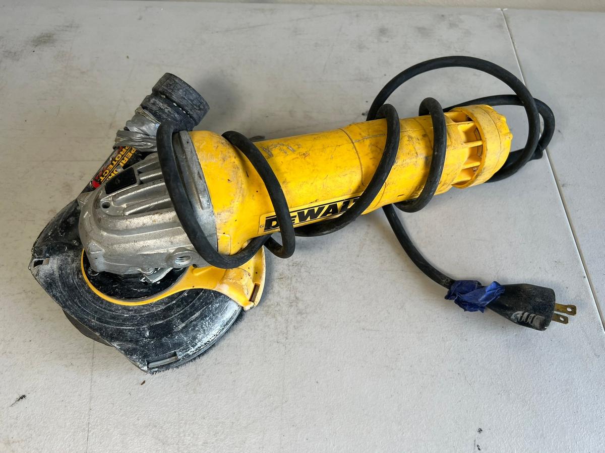 DEWALT 4.5" ANGLE GRINDER - DWE402