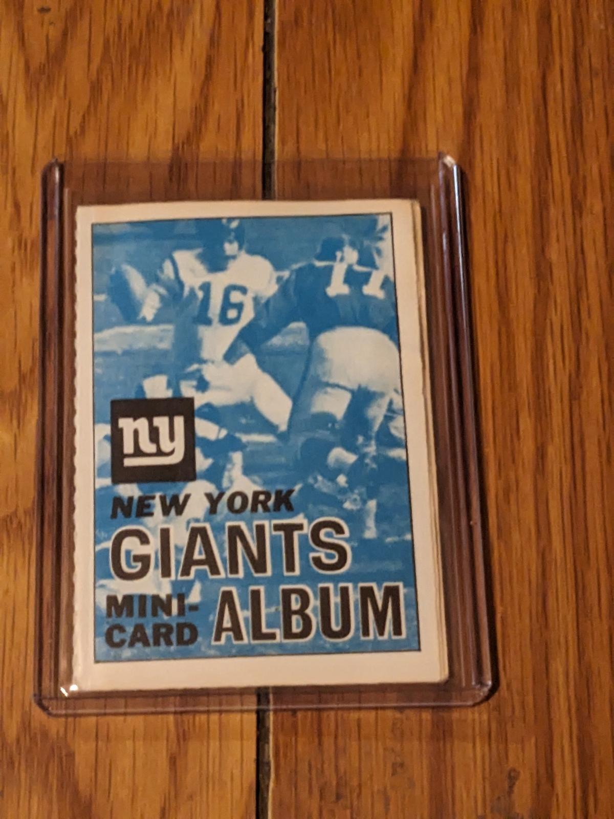 1969 TOPPS NFL Football #11 New York Giants Mini Card Stamps Album