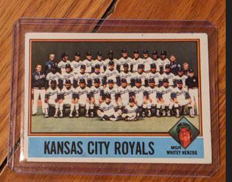 1976 Topps Baseball Team Photo- Whitey Herzog (MGR) Kansas City Royals #236