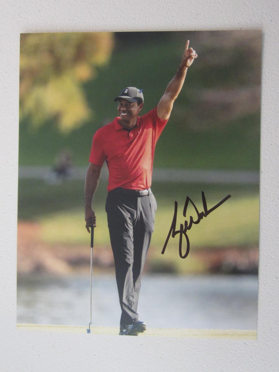 TIGER WOODS SIGNED 8X10 PHOTO WITH COA