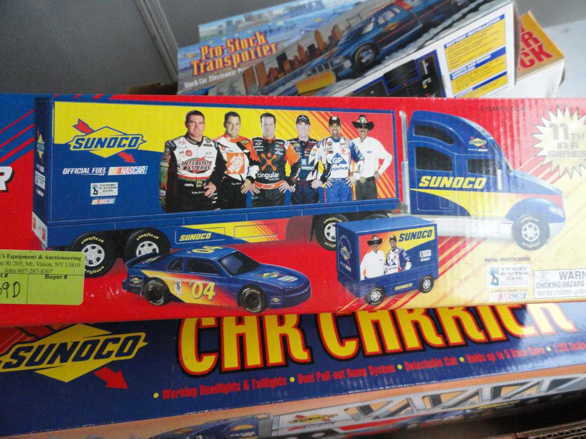 Toy - Nascar - Sunoco 2004 race car hauler truck