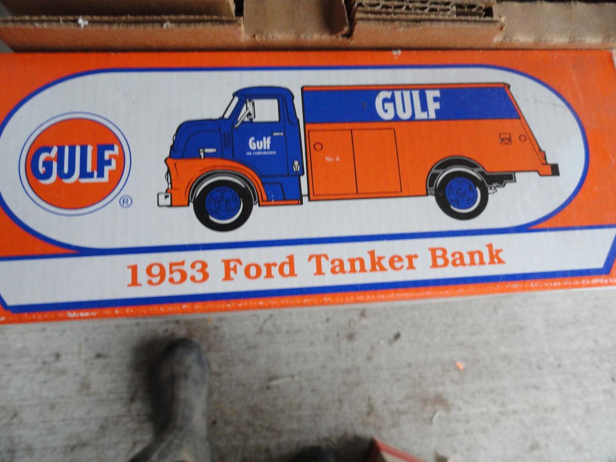 Gulf 1953 Ford tanker bank