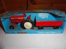 Toy - Farm county tractor and wagon set