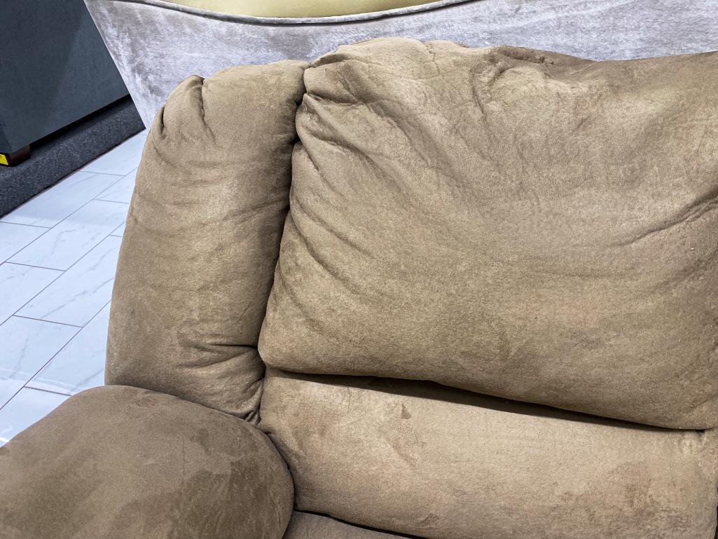 Brown fabric reclining loveseat (extra-plush)