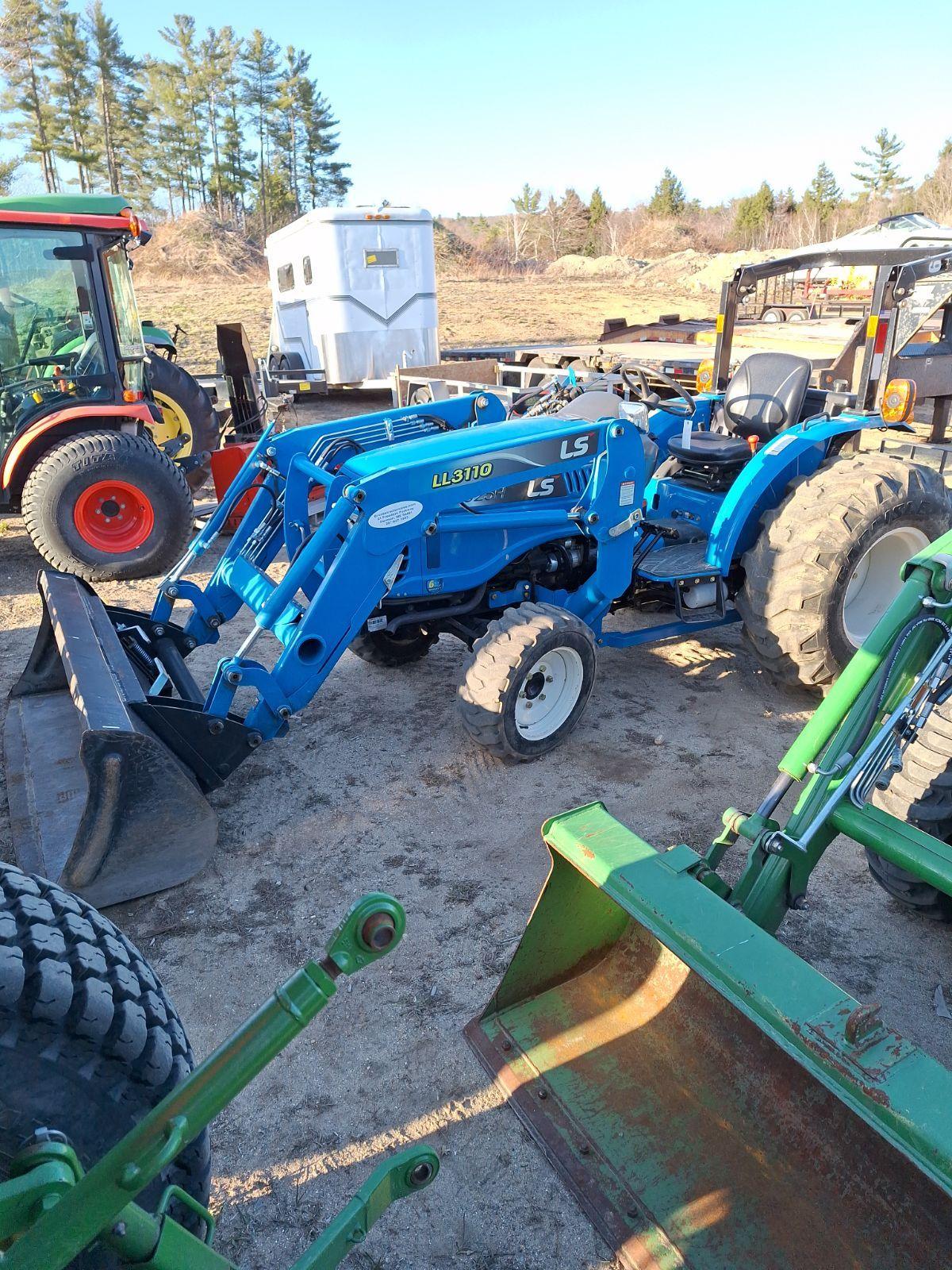 2017 LS 3025H tractor