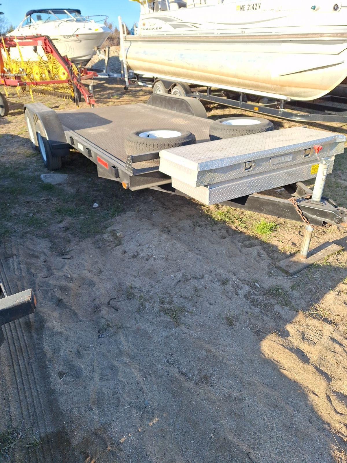 Dual axle equipment trailer