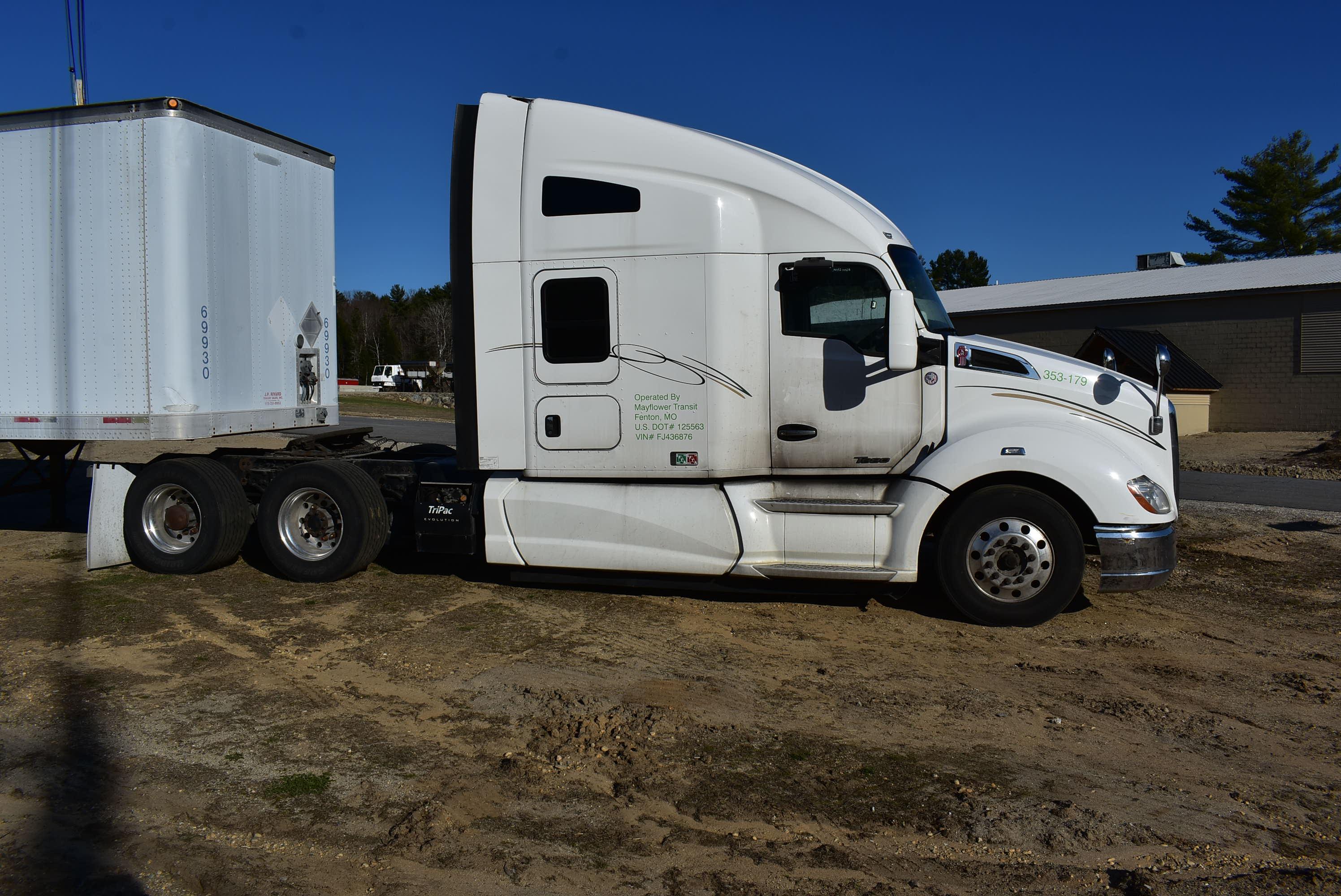 2015 Kenworth T680 truck with condo sleeper