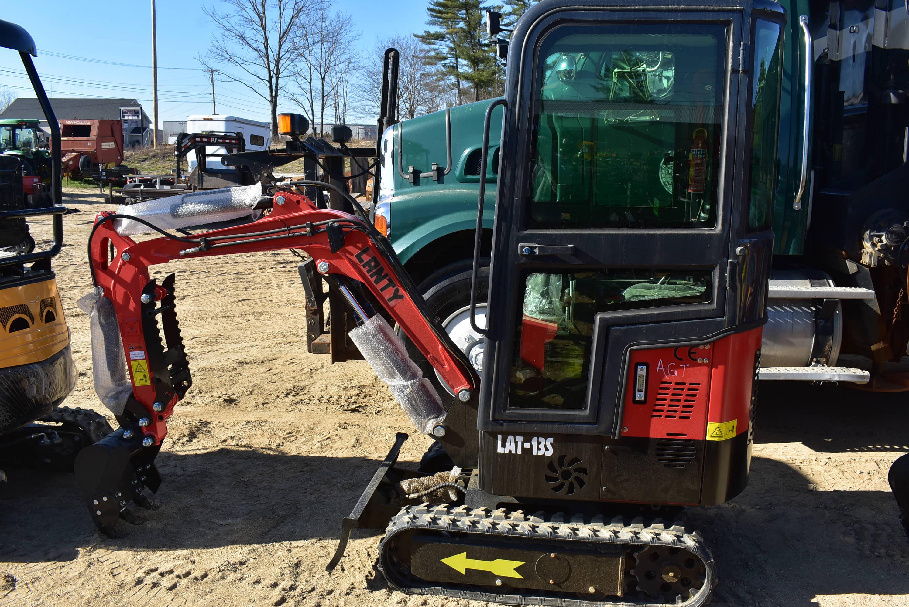 New Lanty LAT-135 mini excavator