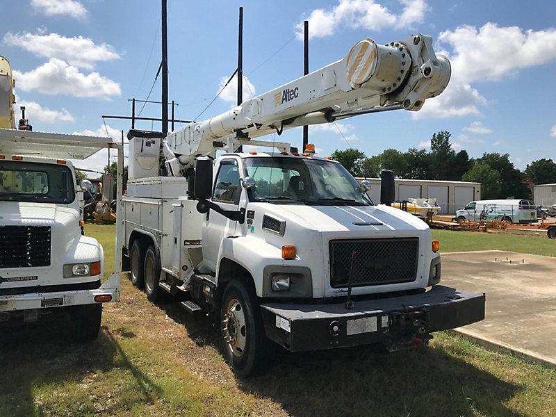 (Alexandria, LA) Altec AM855-MH, Over-Center Material Handling Bucket Truck rear mounted on 2006 Che
