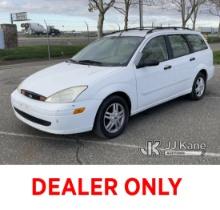 2000 Ford Focus 4-Door Station Wagon Runs & Moves) (Drivers Side Panels Missing, Front Passenger Sid