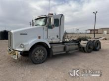2015 Kenworth T800 T/A Truck Tractor Starts, Runs and Moves, Check Engine Light on, ABS light on) (P