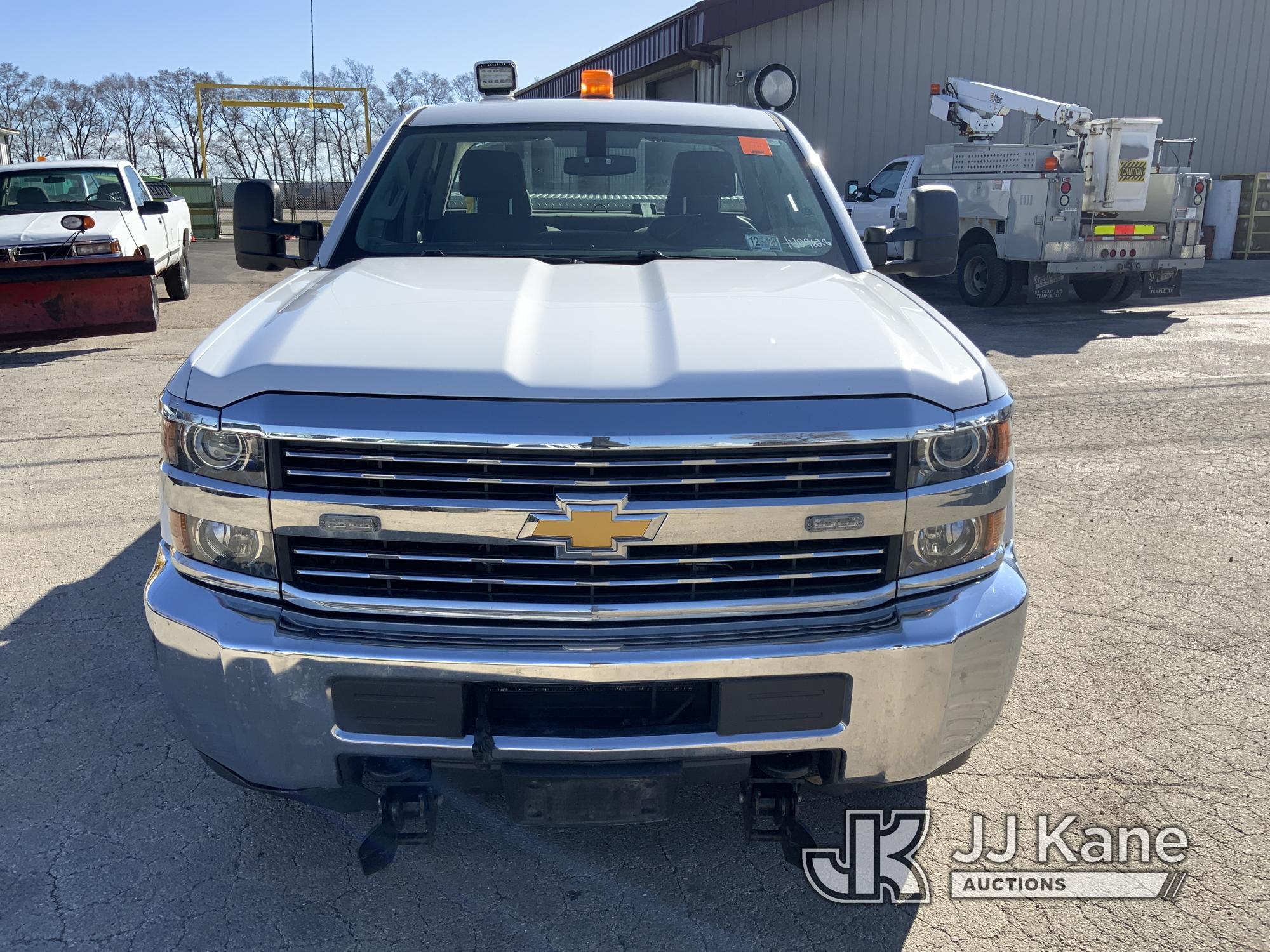 (South Beloit, IL) 2015 Chevrolet Silverado 2500HD 4x4 Extended-Cab Pickup Truck Runs, Moves, Rust D