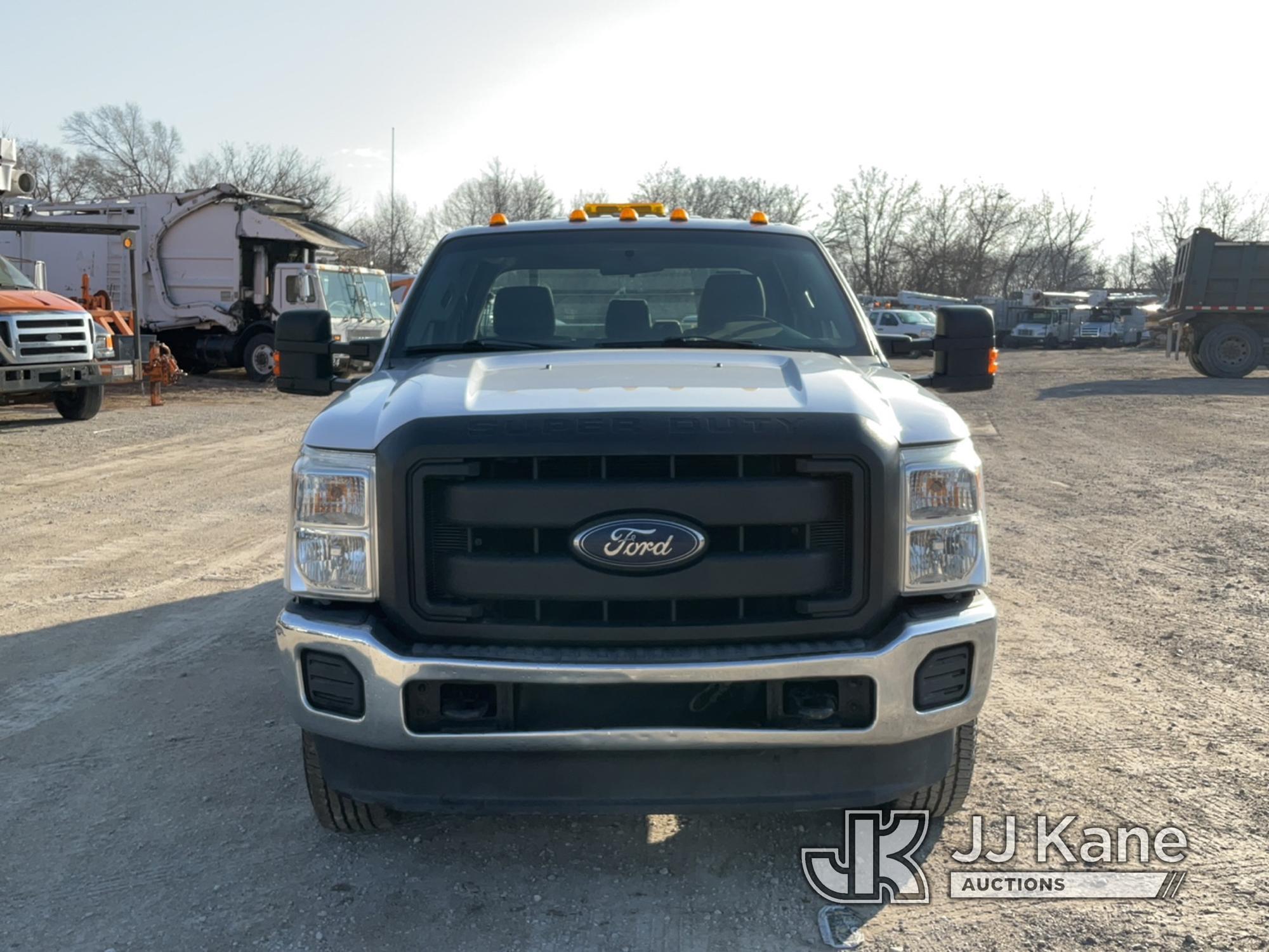 (Des Moines, IA) 2015 Ford F250 4x4 Crew-Cab Pickup Truck Runs & Moves) (R Side Mirror Damaged, Body