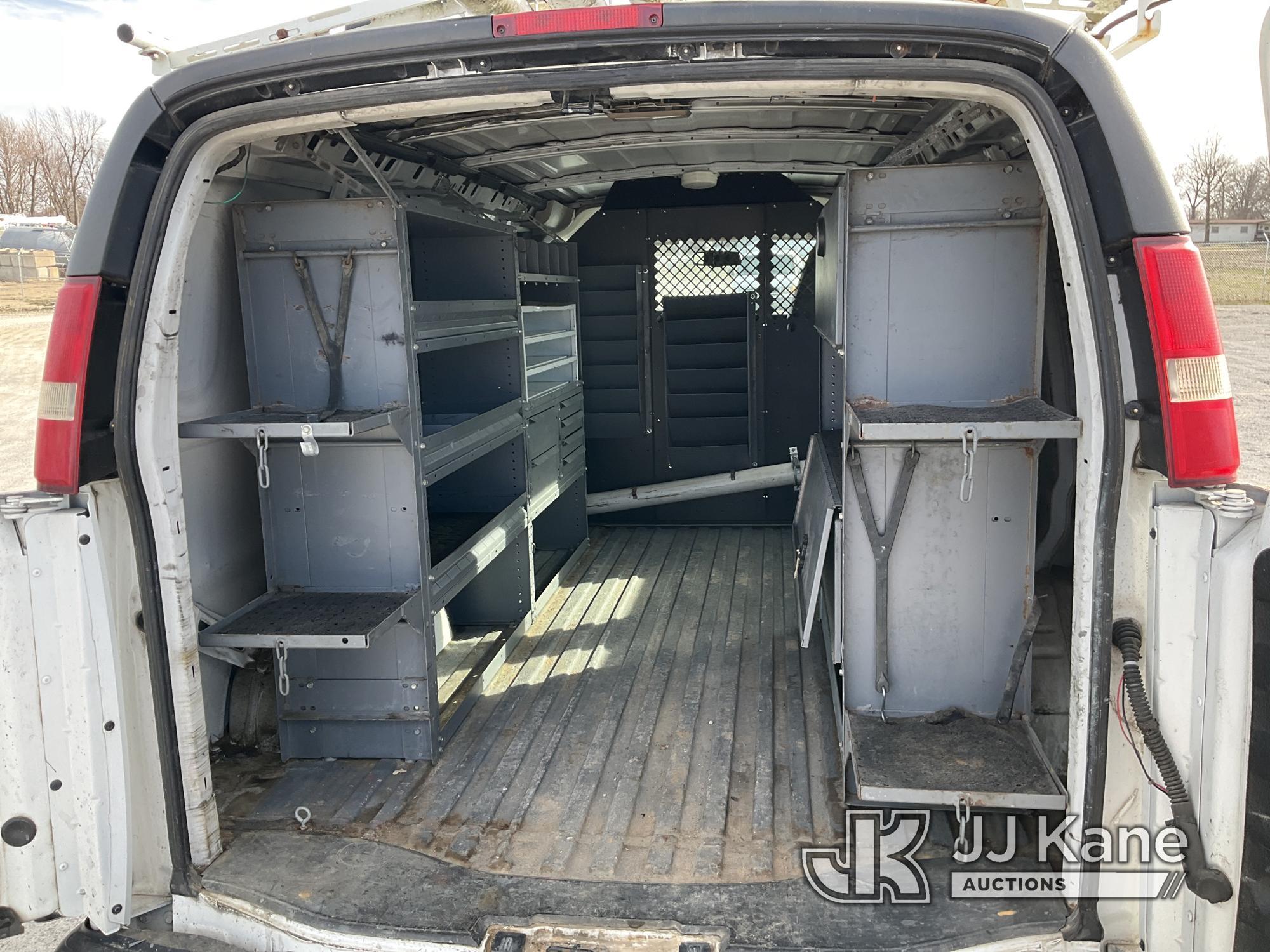 (Hawk Point, MO) 2010 Chevrolet Express 2500 Cargo Van Runs & Moves) (Paint Damage, Service Airbag L