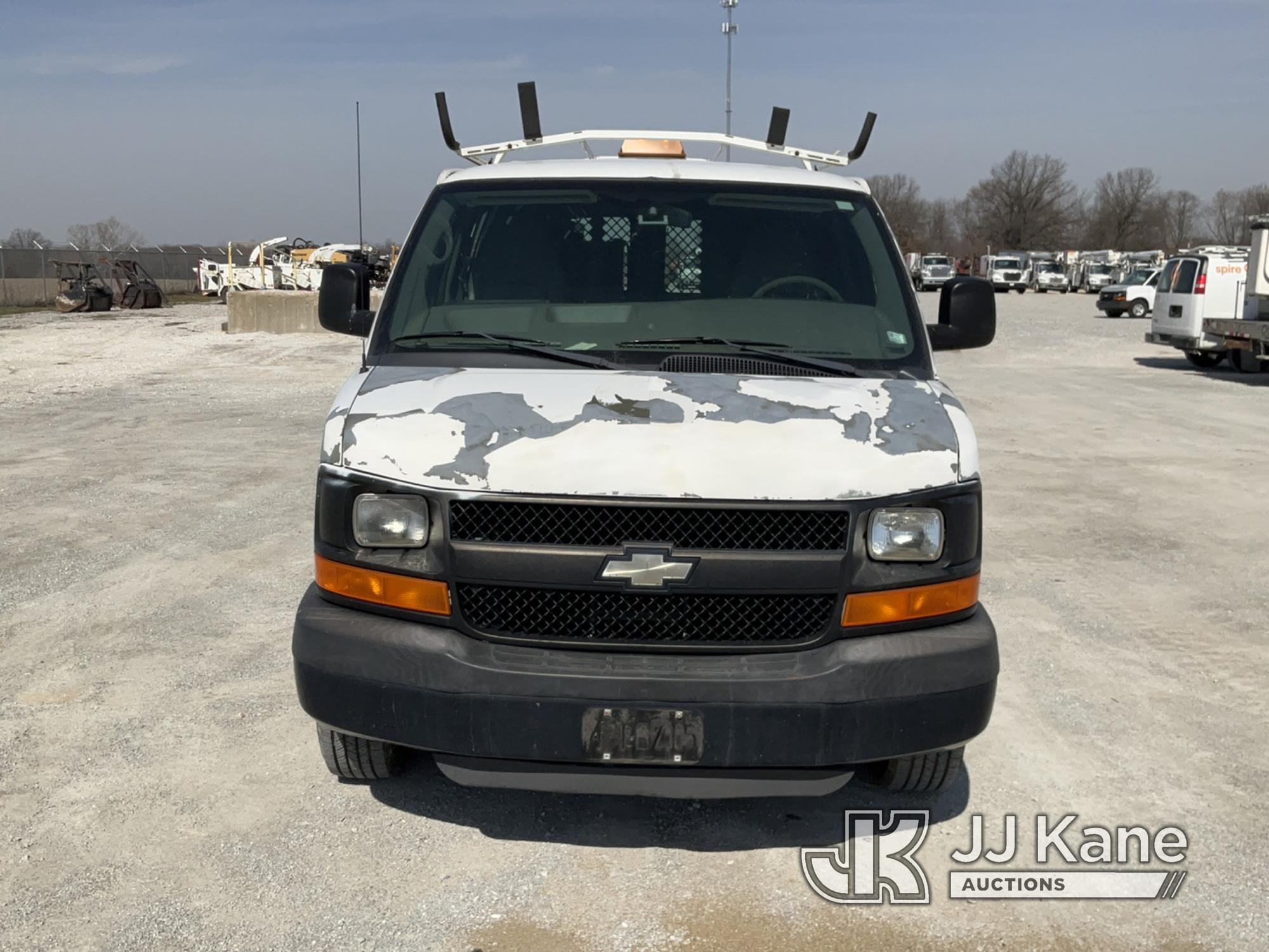 (Hawk Point, MO) 2010 Chevrolet Express G2500 Cargo Van Runs & Moves) (Paint Damage