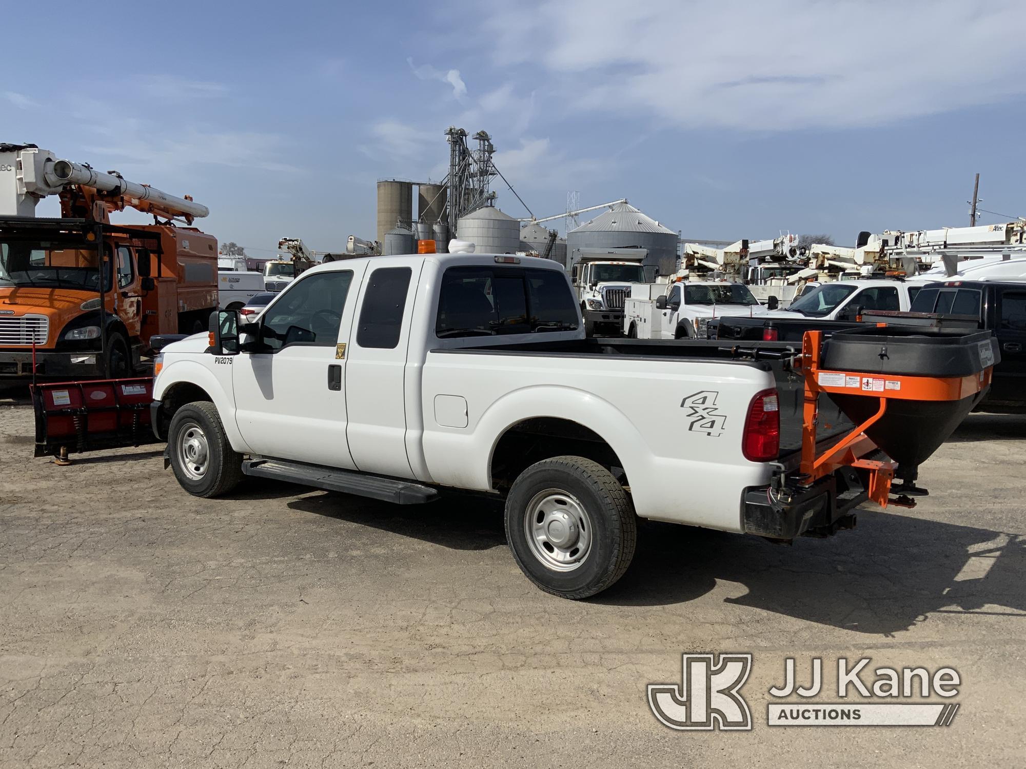 (South Beloit, IL) 2011 Ford F250 4x4 Extended-Cab Pickup Truck Runs & Moves) Plow Operates